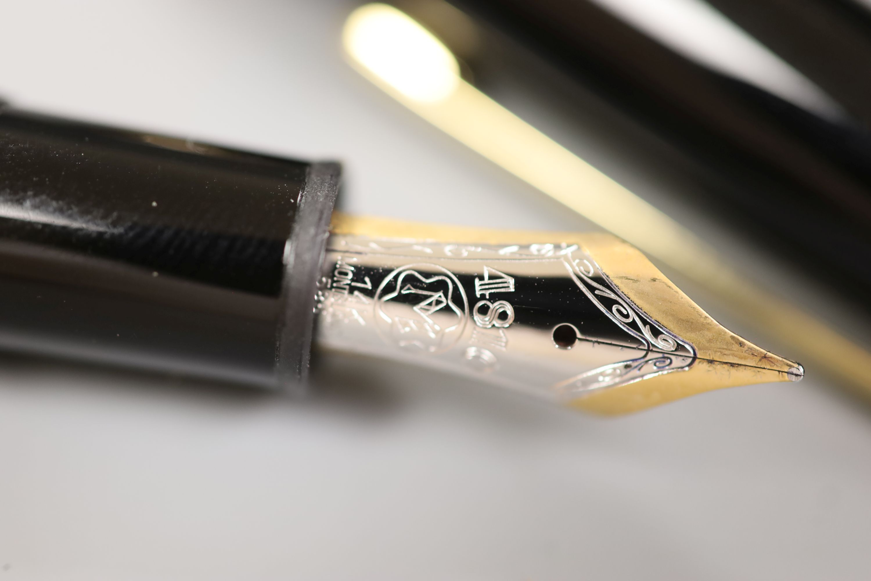 A Montblanc fountain pen with leather case, nib no. 4180, 14k including five original ink cartridges, 14.5 x 16cm diameter